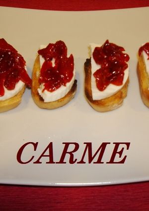 Una foto de Tostas con queso fresco y pimientos caramelizados