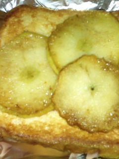 Una foto de Sandwich calientito con manzana
