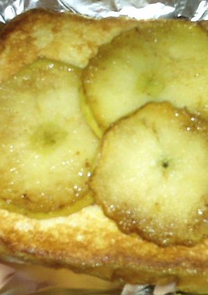 Una foto de Sandwich calientito con manzana