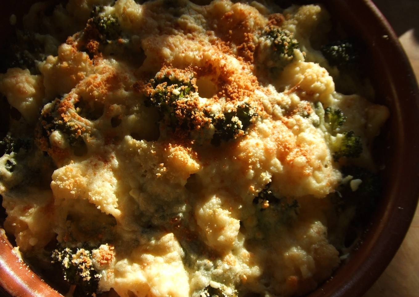 Pastel gratinado de ave con brécol y coliflor<br />
