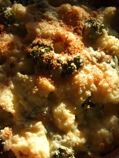 Una foto de Pastel gratinado de ave con brécol y coliflor