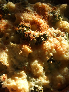 Una foto de Pastel gratinado de ave con brécol y coliflor