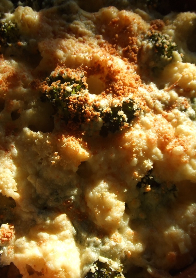 Una foto de Pastel gratinado de ave con brécol y coliflor