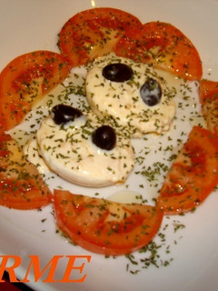 Una foto de Huevos rellenos con queso de cabra