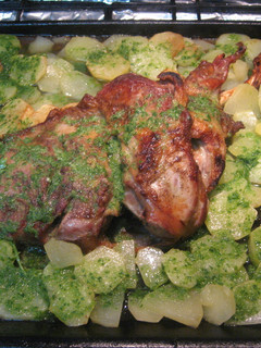 Una foto de Cordero al horno con patatas panaderas