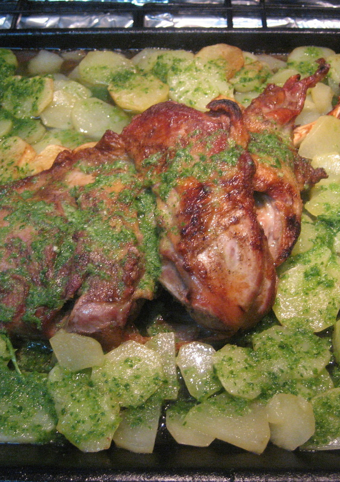 Una foto de Cordero al horno con patatas panaderas