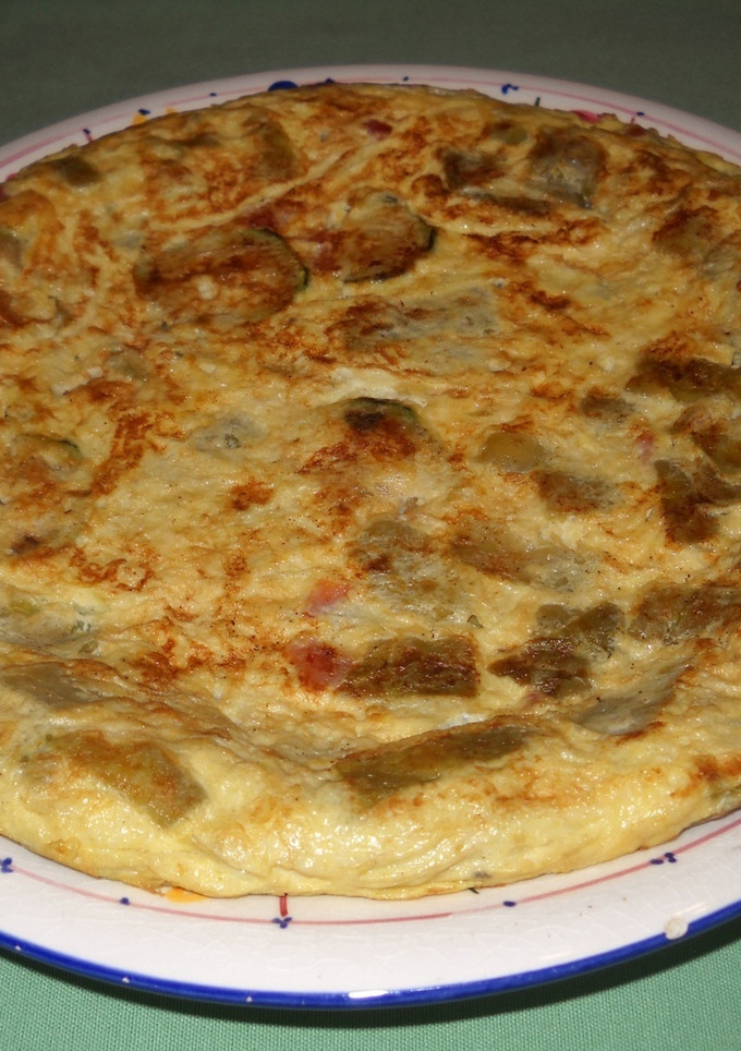 Una foto de Tortilla de calabacín, judías verdes y jamón