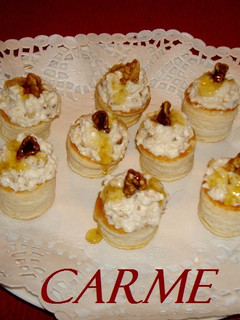 Una foto de Mini vols au vent rellenos de queso, nueces y miel
