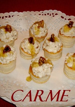 Una foto de Mini vols au vent rellenos de queso, nueces y miel
