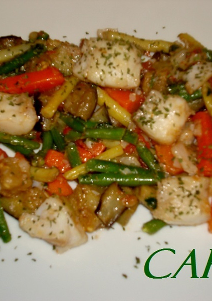 Una foto de Bacalao salteado con verduras
