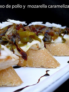 Una foto de Pintxo de pollo y mozarella caramelizado