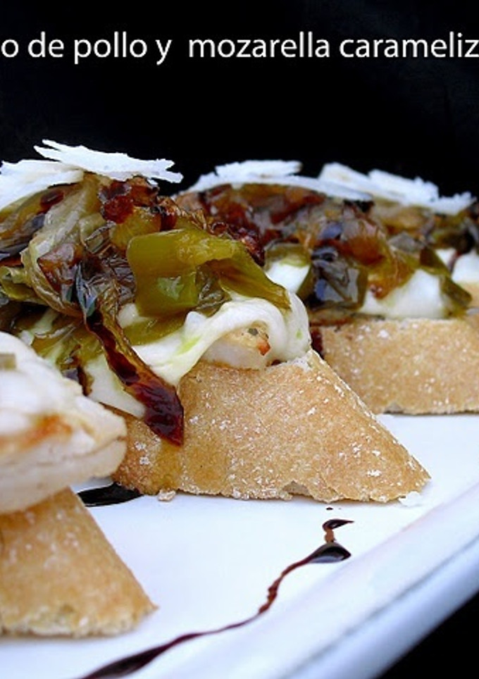 Una foto de Pintxo de pollo y mozarella caramelizado
