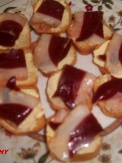 Una foto de Canapés de jamón de pato y confitura de tomate