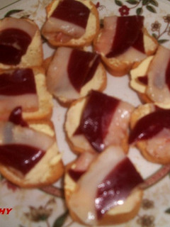 Una foto de Canapés de jamón de pato y confitura de tomate