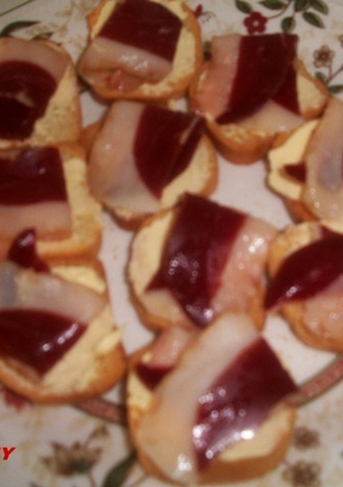 Una foto de Canapés de jamón de pato y confitura de tomate