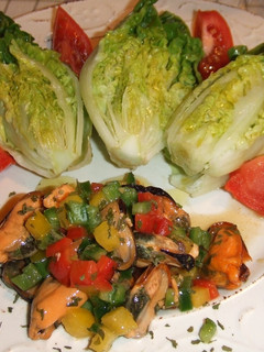Una foto de Ensalada de cogollos con mejillones a la vinagreta