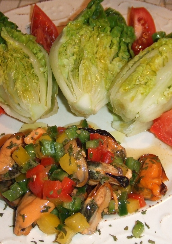 Una foto de Ensalada de cogollos con mejillones a la vinagreta