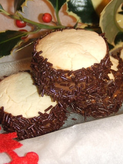 Una foto de Alfajores navideños rellenos de chocolate