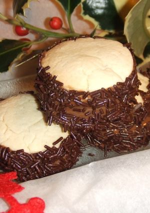 Una foto de Alfajores navideños rellenos de chocolate