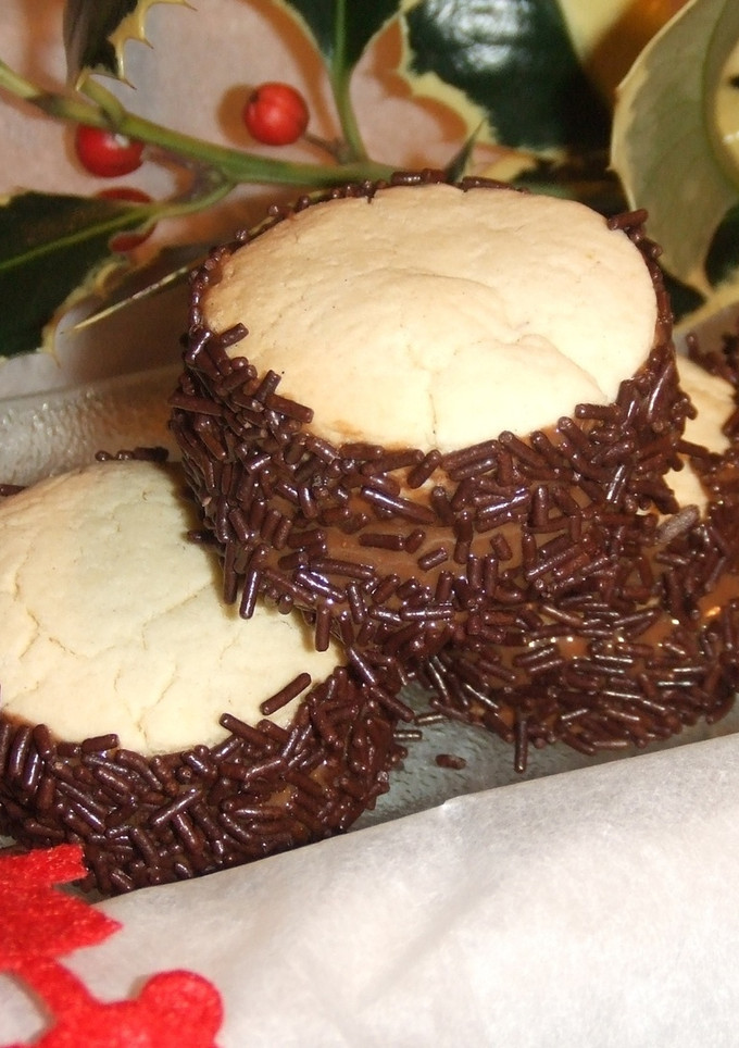 Una foto de Alfajores navideños rellenos de chocolate