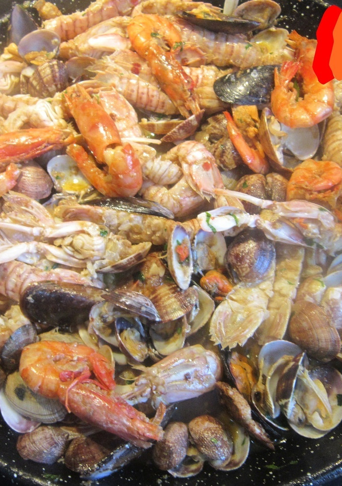Una foto de Zarzuela de marisco a la marinera