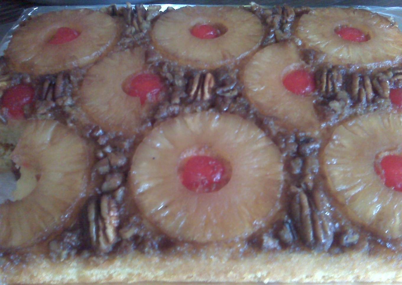 Pastel volteado de piña con nueces<br />