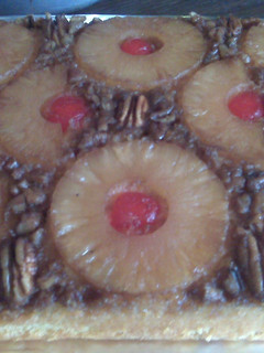 Una foto de Pastel volteado de piña con nueces