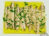 Boquerones frescos aliñados con zumo de cítricos