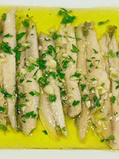 Una foto de Boquerones frescos aliñados con zumo de cítricos