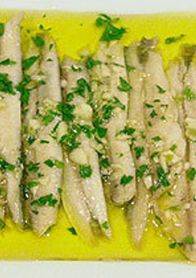 Una foto de Boquerones frescos aliñados con zumo de cítricos
