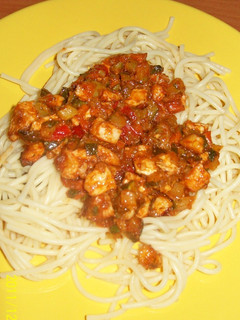 Una foto de Espagetti con verduras y pollo