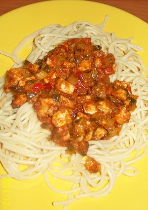 Una foto de Espagetti con verduras y pollo