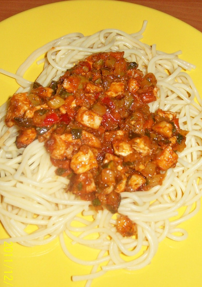 Una foto de Espagetti con verduras y pollo