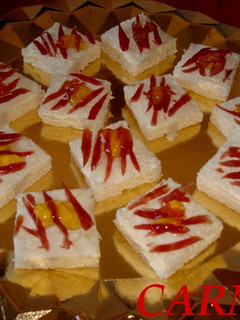 Una foto de Canapés de queso de cabra y virutas de jamón