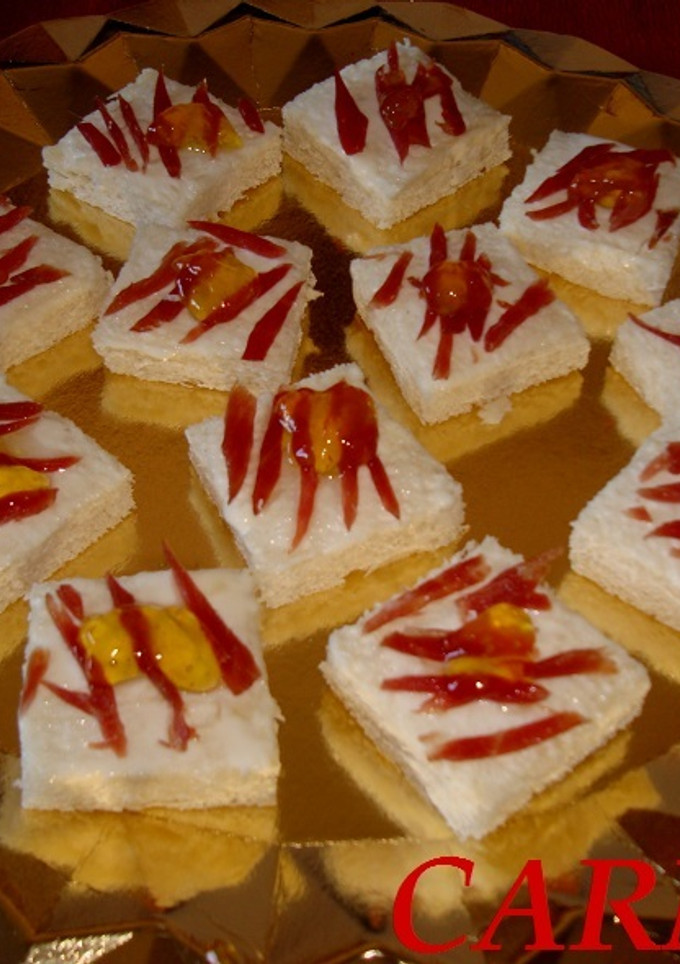 Una foto de Canapés de queso de cabra y virutas de jamón