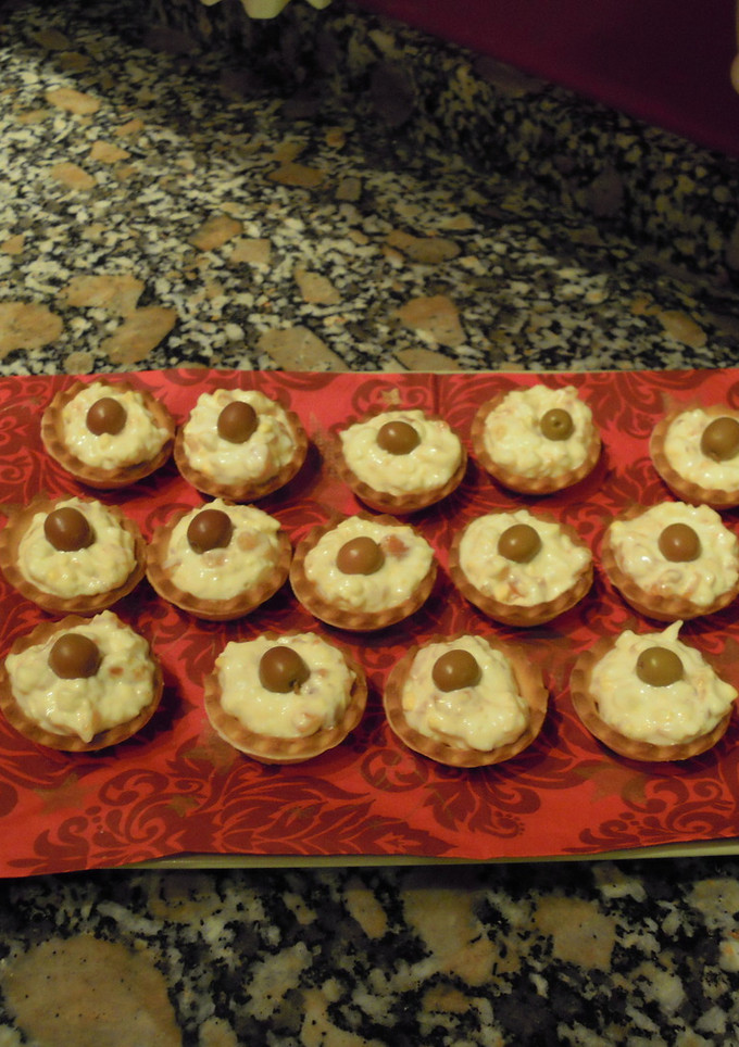 Una foto de Tartaletas rellenas de ensalada de salmón