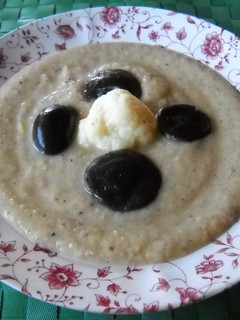 Una foto de Sopa crema de coliflor con setas sii-take