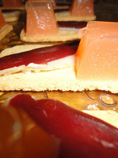 Una foto de Canapé de jamón de pato y gelatina de tomate