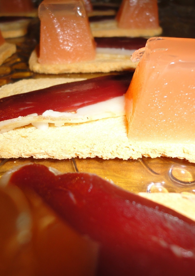 Una foto de Canapé de jamón de pato y gelatina de tomate