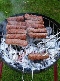Una foto de Mititei (rollos de carne picada y asada)