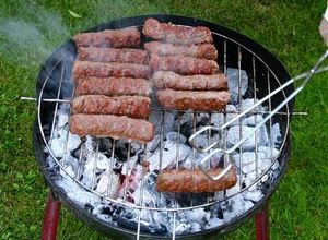 Una foto de Mititei (rollos de carne picada y asada)