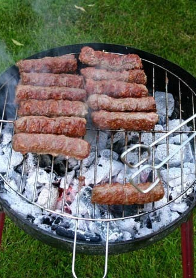 Una foto de Mititei (rollos de carne picada y asada)