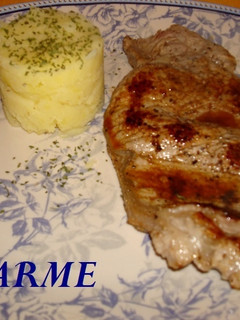 Una foto de Entrecot a la plancha con timbal de puré de patatas