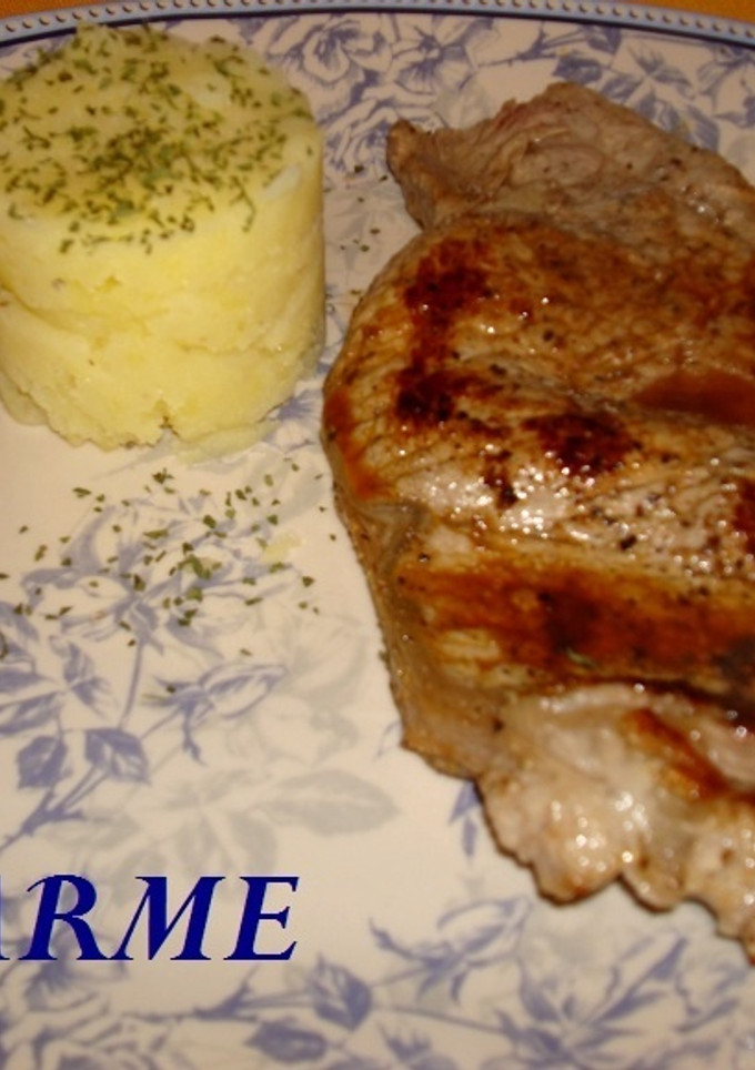 Una foto de Entrecot a la plancha con timbal de puré de patatas
