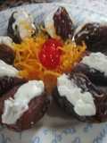 Dátiles rellenos con mousse de almendras y decorados con huevo hilado