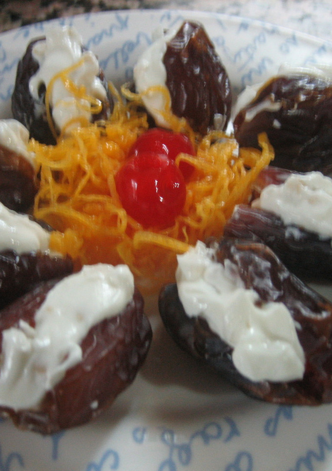 Una foto de Dátiles rellenos con mousse de almendras y decorados con huevo hilado
