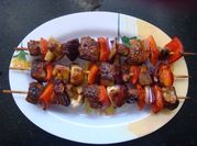 Una foto de brochetas de solomillo