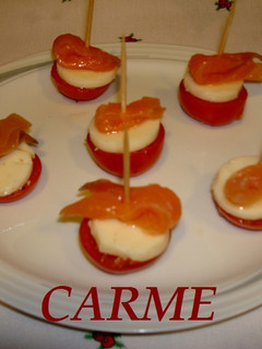 Una foto de Pinchos de tomate cherry, queso y salmón