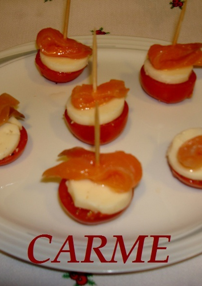 Una foto de Pinchos de tomate cherry, queso y salmón