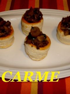 Una foto de Mini vols au vent rellenos de champiñones salteados